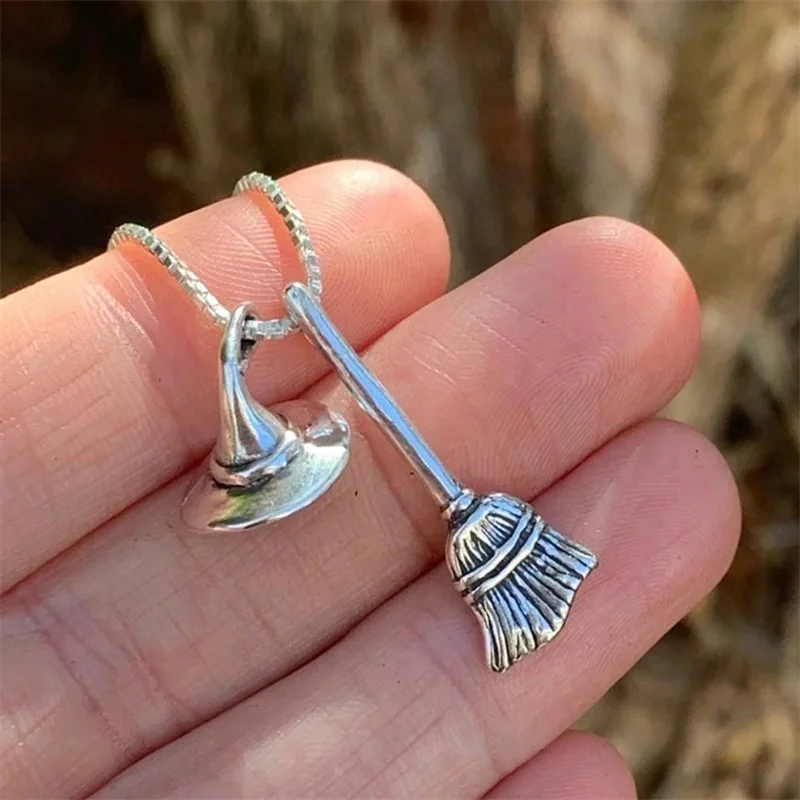Gotische versilberte Besenhut-Halskette, Halloween-Hexen-Themen-Schmuck, gruseliges Coven-Accessoire für Männer und Frauen, Geschenk für Partys