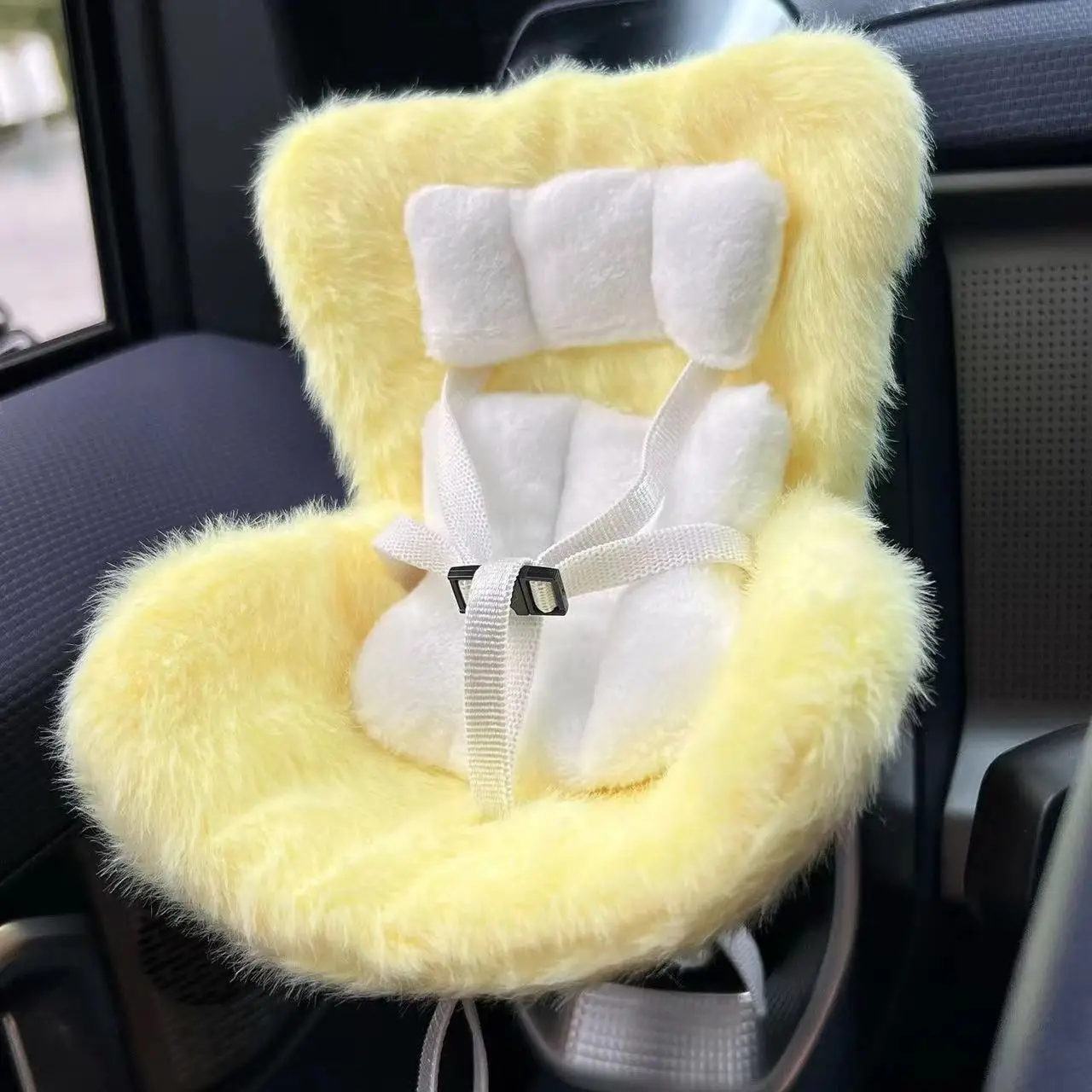 thumbnail image 1 of Asiento de seguridad para muñecas Labubu de 15-17 cm, con salida de aire, aromaterapia, decoración interior de coche de alta calidad., 1 of 5