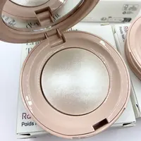 Rare Beauty Light Silky Touch, illuminateur innovant, résistant à la transpiration, anti-bavures, résistant à l'eau, longue tenue, éclat naturel 6