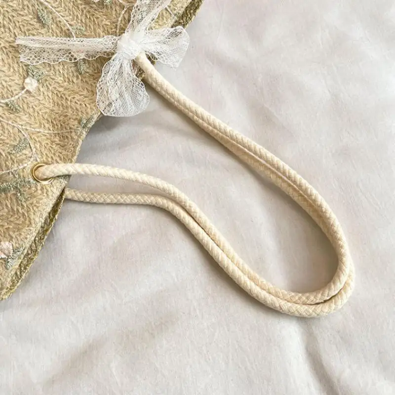 Borsa tote in paglia intrecciata con ricamo floreale e dettaglio fiocco in pizzo, perfetta per il pendolarismo quotidiano, gite in spiaggia e shopping - immagine 5