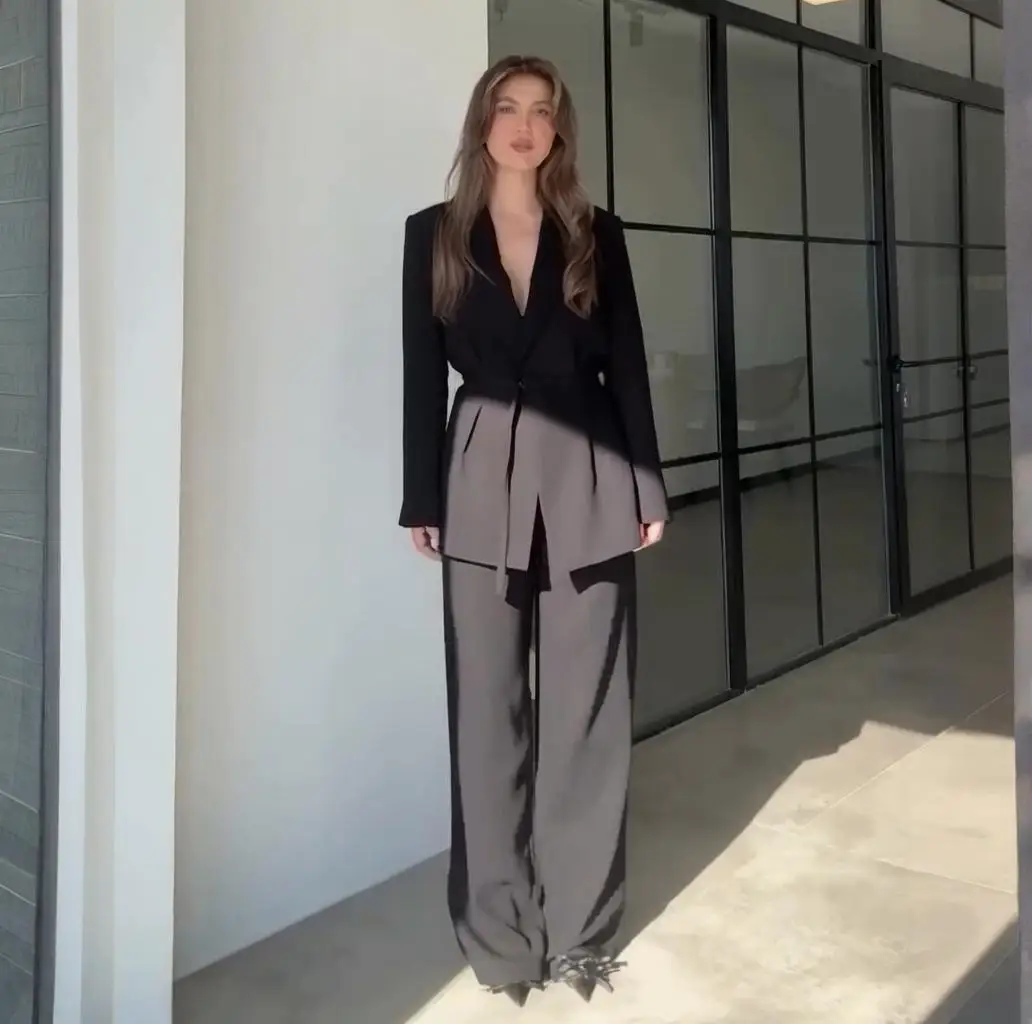 طقم بدلة نسائية أنيقة بلون واحد مع حزام وأكمام طوي...