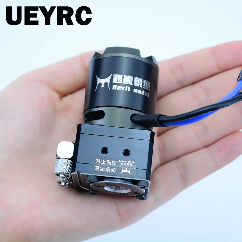 Gros plan sur la pompe hydraulique RC brushless avec raccords et flexibles, adaptée aux excavatrices et camions.
