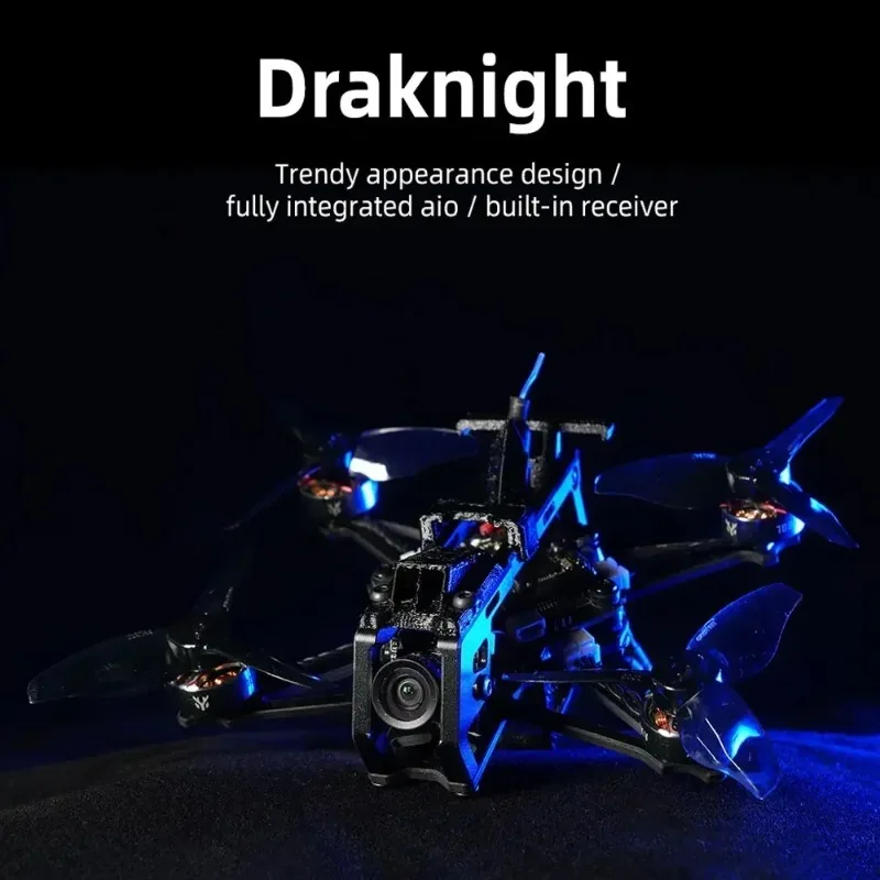 Drone FPV HGLRC Draknight 2 pouces incliné montrant le châssis et les composants électroniques du toothpick prêt à voler.
