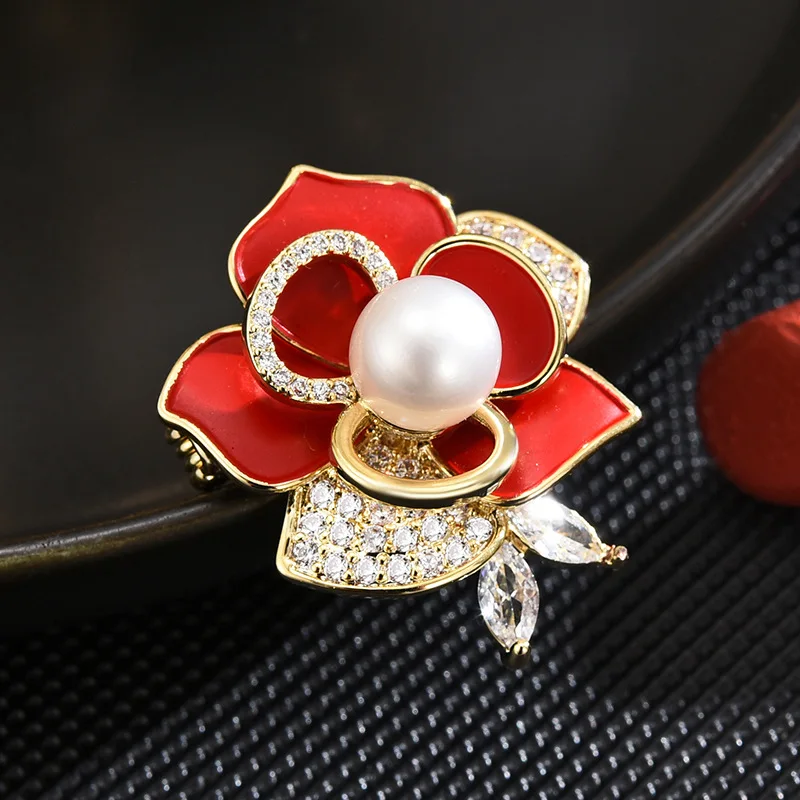 

Elegant Camellia Brooch Female High-grade Luxury Zirconium Fresh Water Pearl Personalized Corsage Dripping Oil Accessories Pin