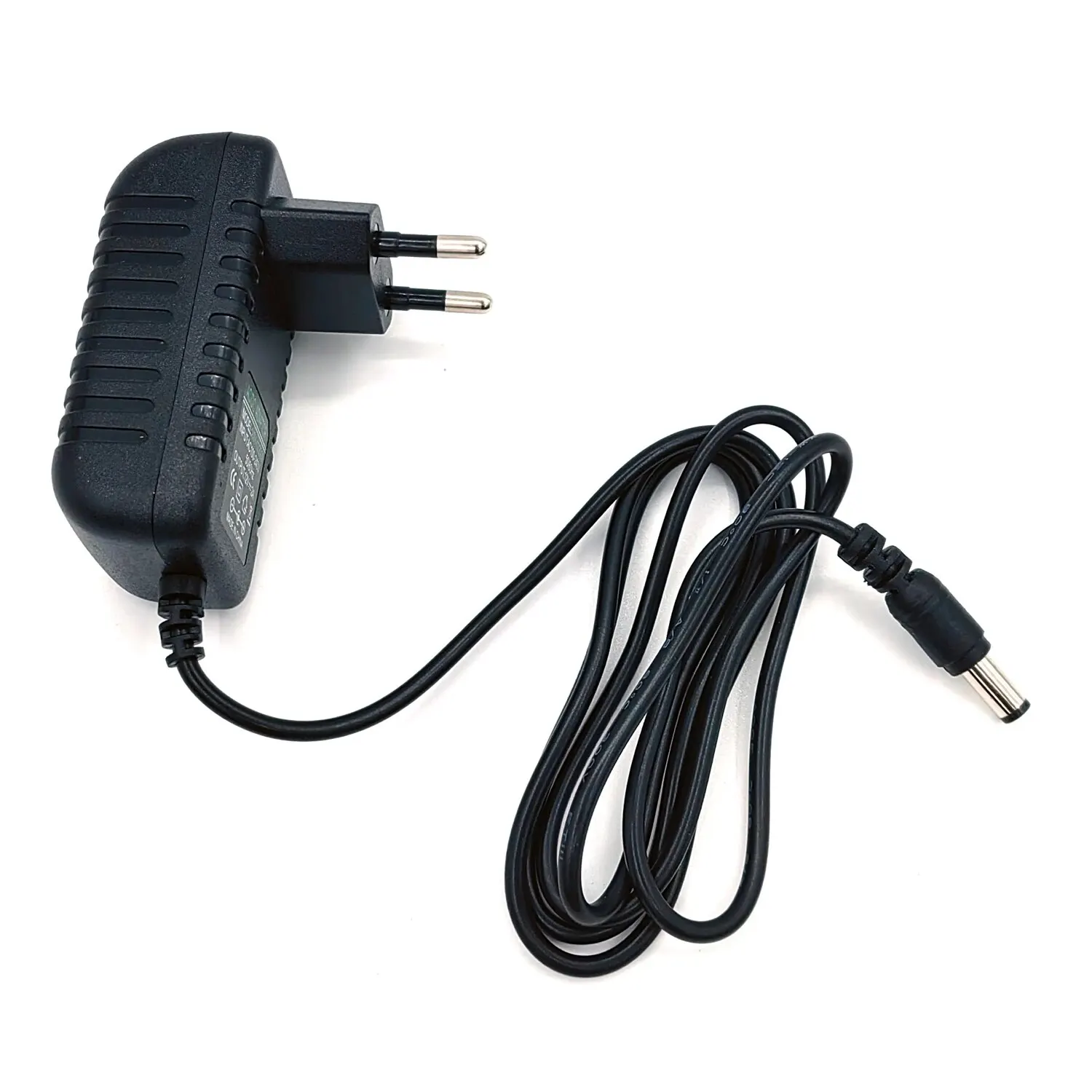 Cable adaptador y conector mostrados sobre la mesa