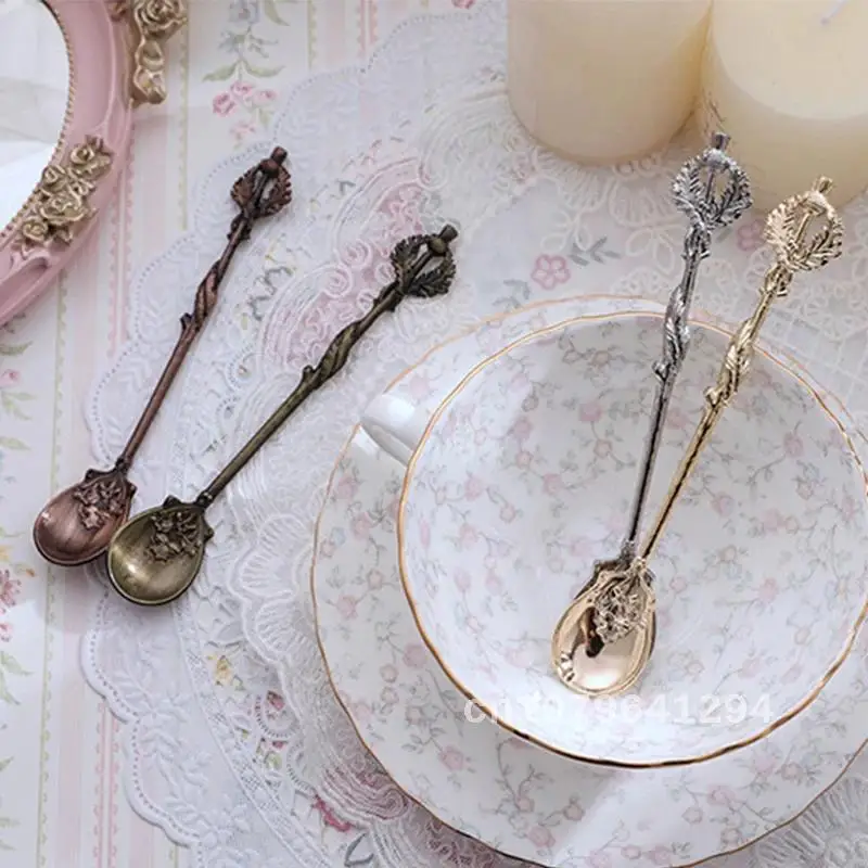 

Carved Metal Gold Vintage Spoons Royal Style Coffee Snacks Fruit Prikkers Dessert Kitchen Tool Teaspoon Flower Carved Spoon