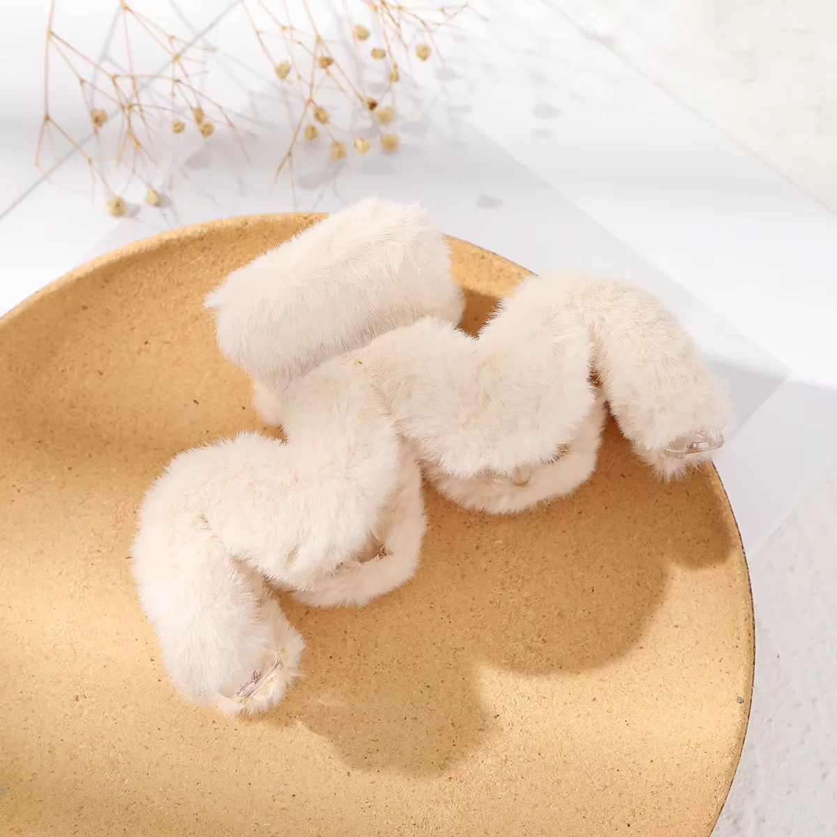 1pc Plush Winter Hair Claw Oversized For Thick Hair Back Of Head Bun Hair Clip High-End Furry Soft Warm Shark Clips For Women