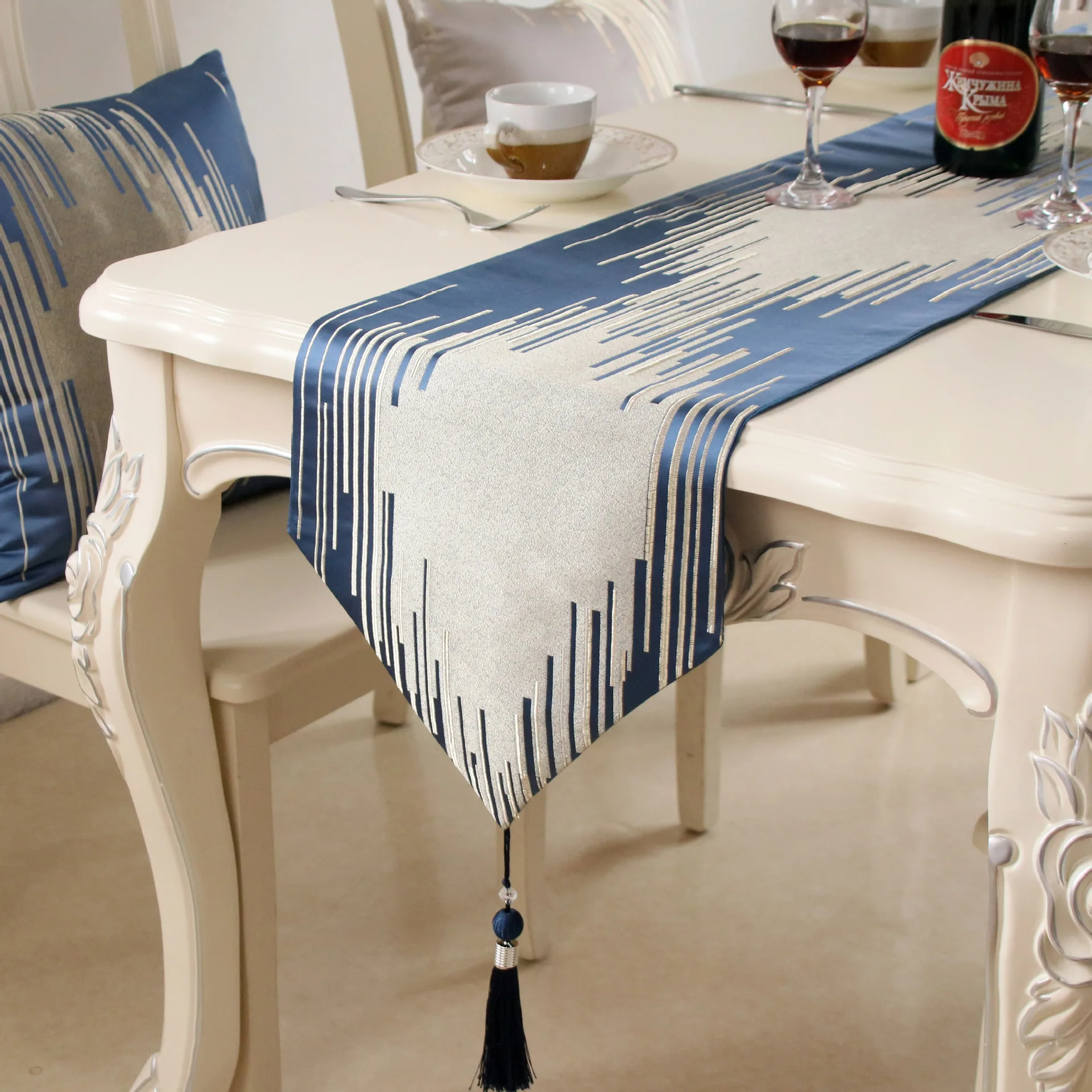 

Table Runner Light Luxury Collection High Precision Piano Key Striped Table Flag Decoration