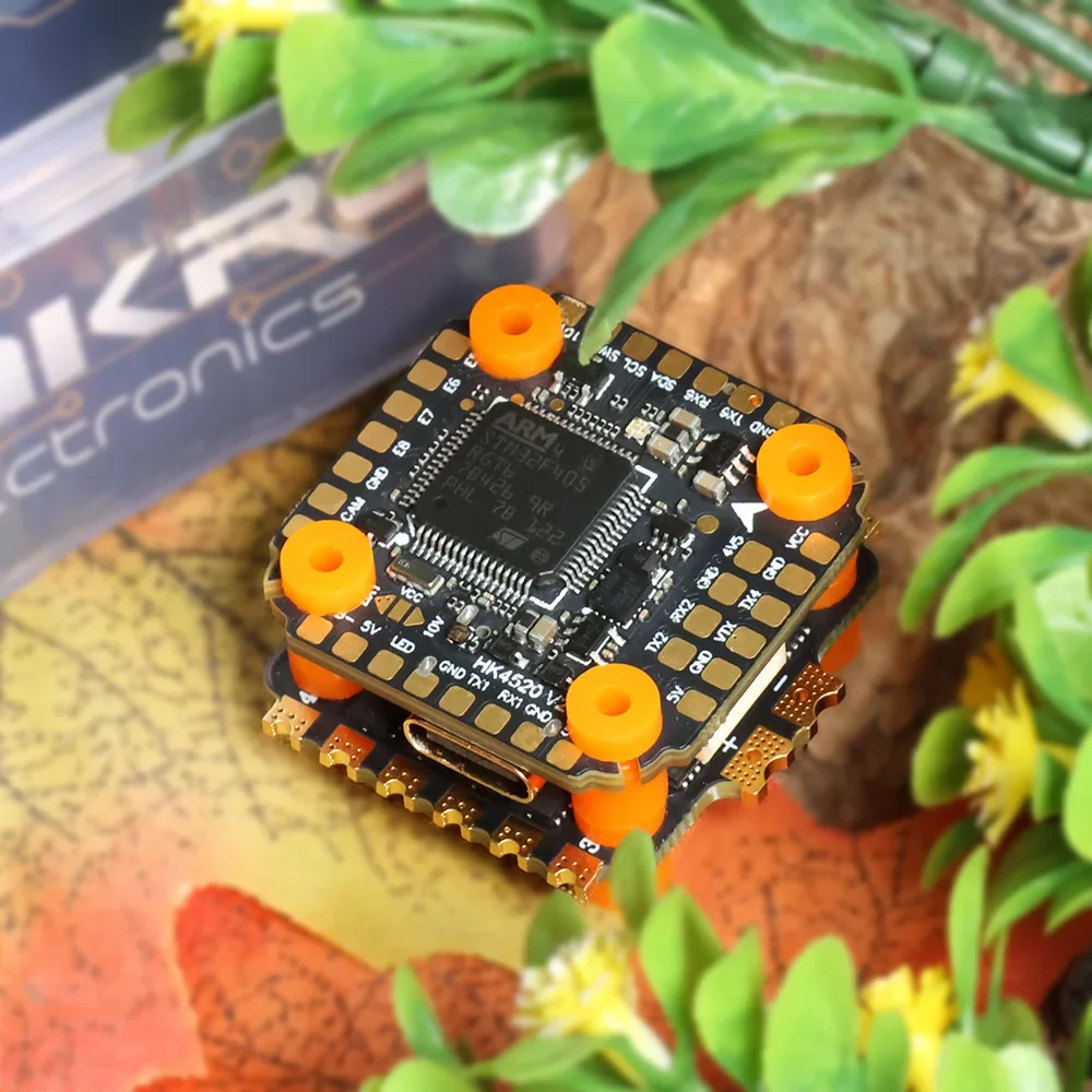 Vue latérale du contrôleur de vol F4 V2 Mini FC avec dissipateur thermique