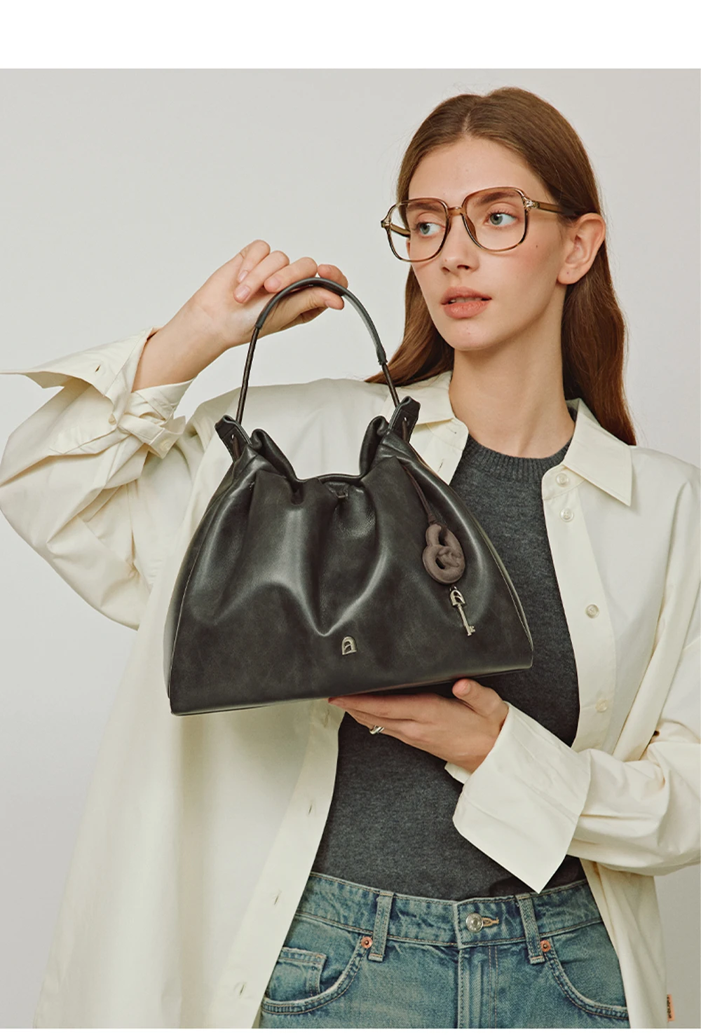 Genuine leather tote, handle detail