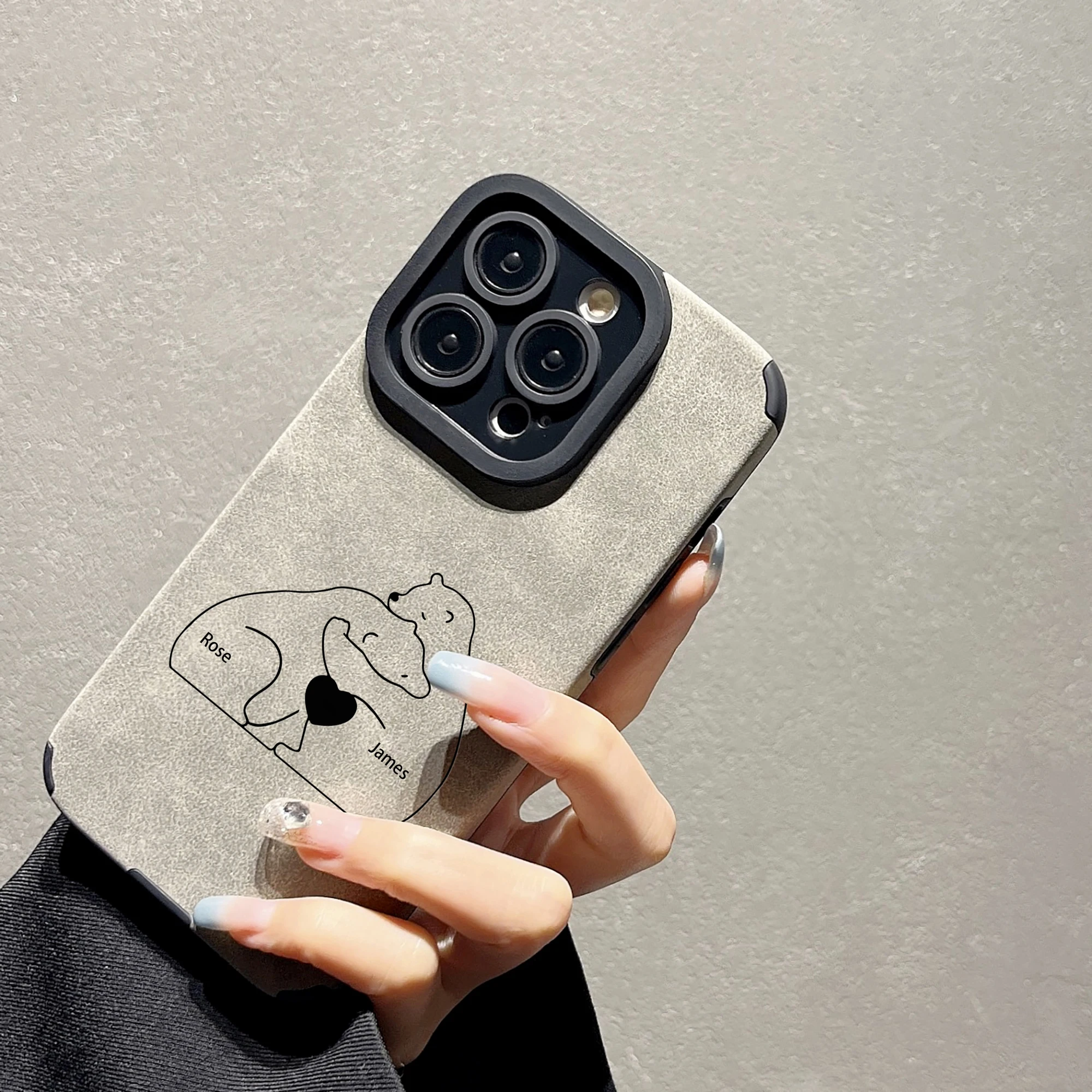 Capa de Couro Personalizada Ursinho Abraço - Gravação em Relevo e Design Exclusivo Iphone