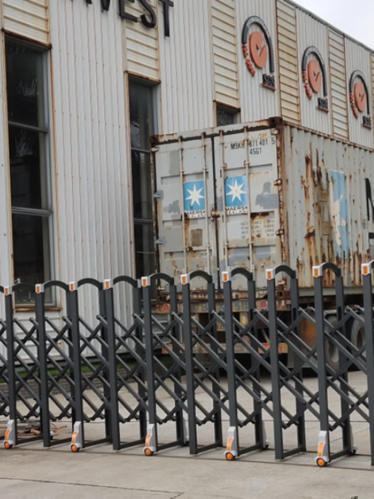 Yisu aluminum alloy electric telescopic door, electric gate, automatic contraction folding door, kindergarten community 3