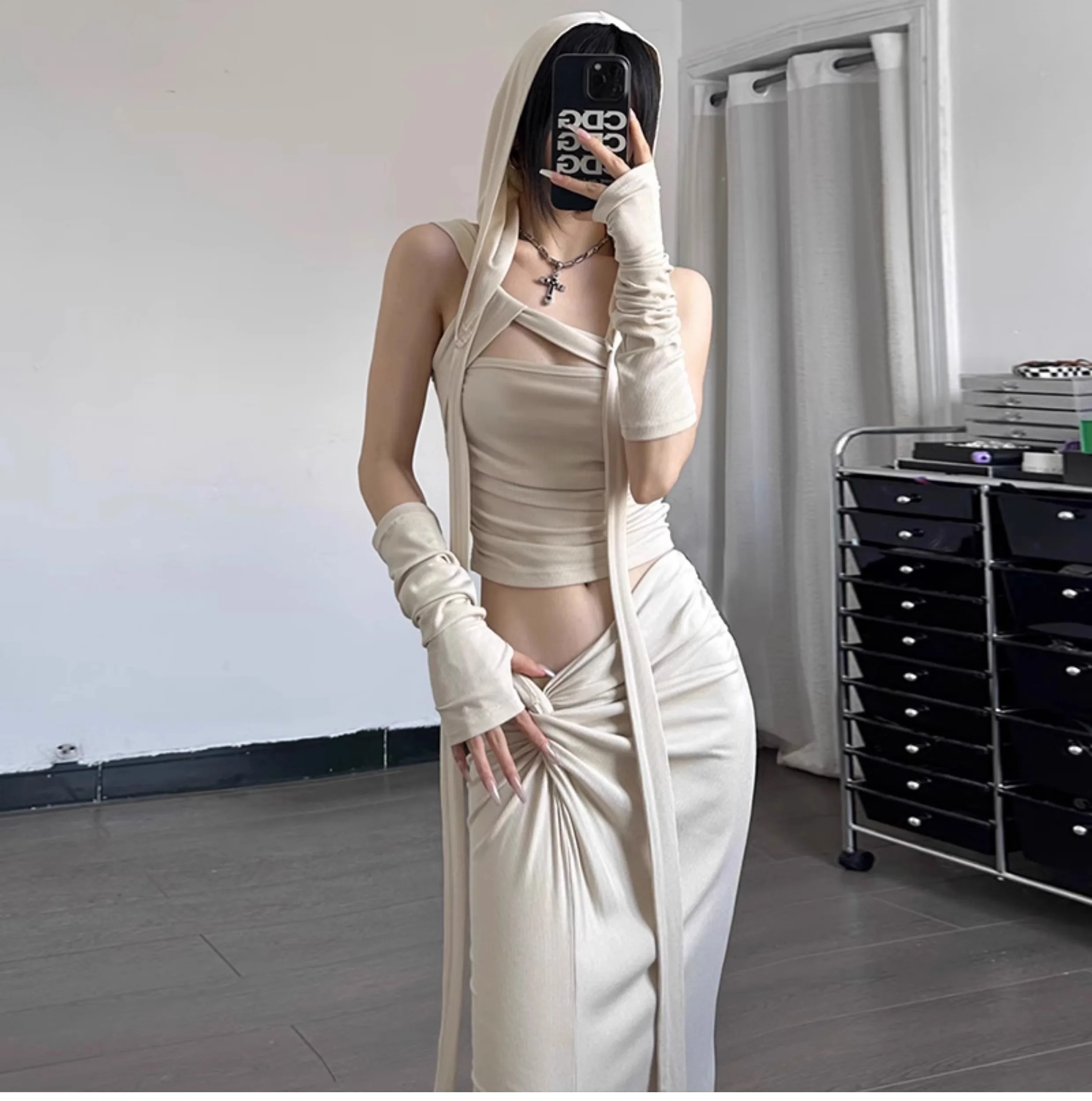 

Sarebon Wasteland style slanted shoulder suspender top, hat with side slit slim fit skirt, fashionable suit for women