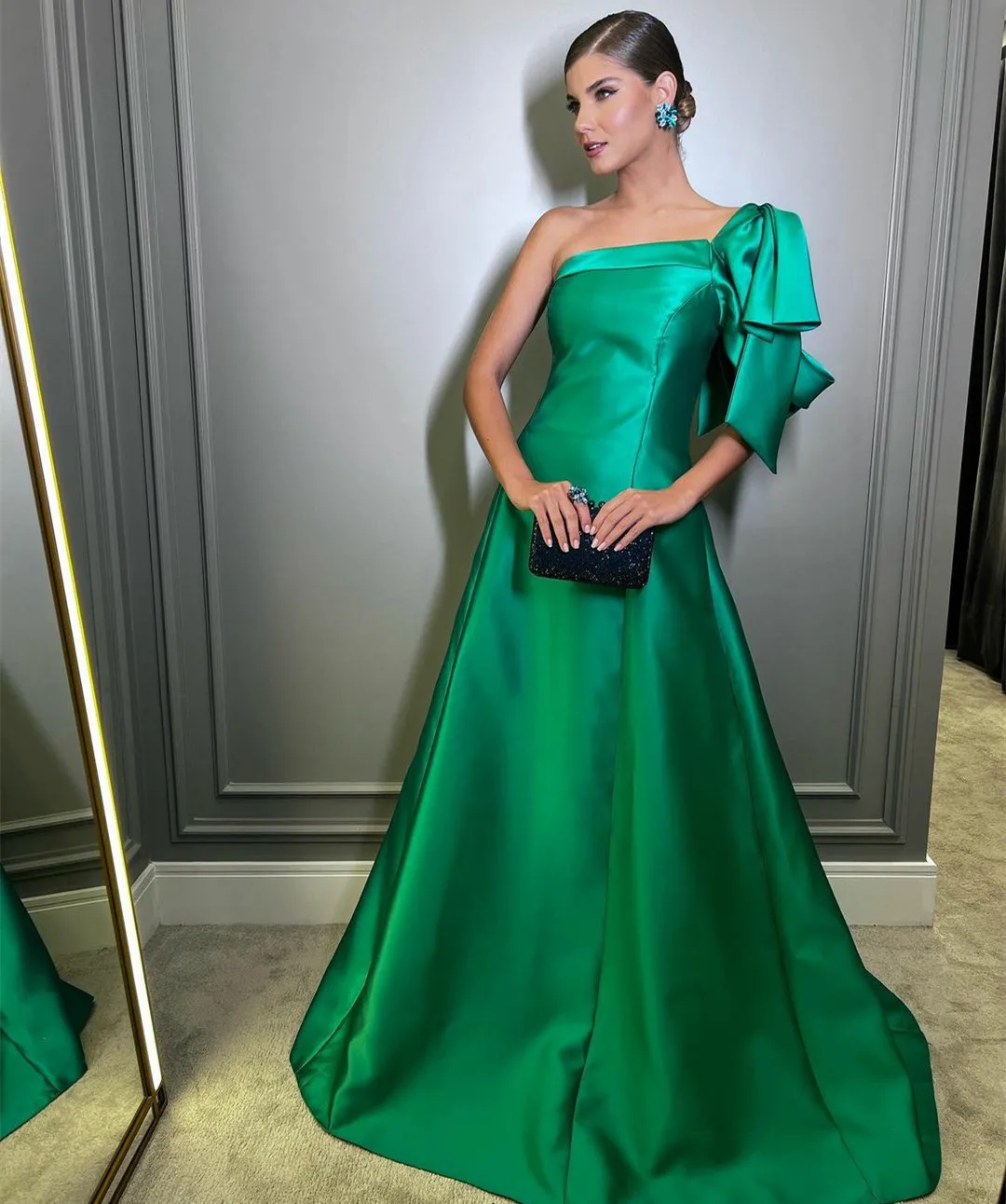 

Elegant Long Green Satin Evening Dresses With Bow A-Line One Shoulder Zipper Back Sweep Train فساتين السهرة Prom Gowns for Women