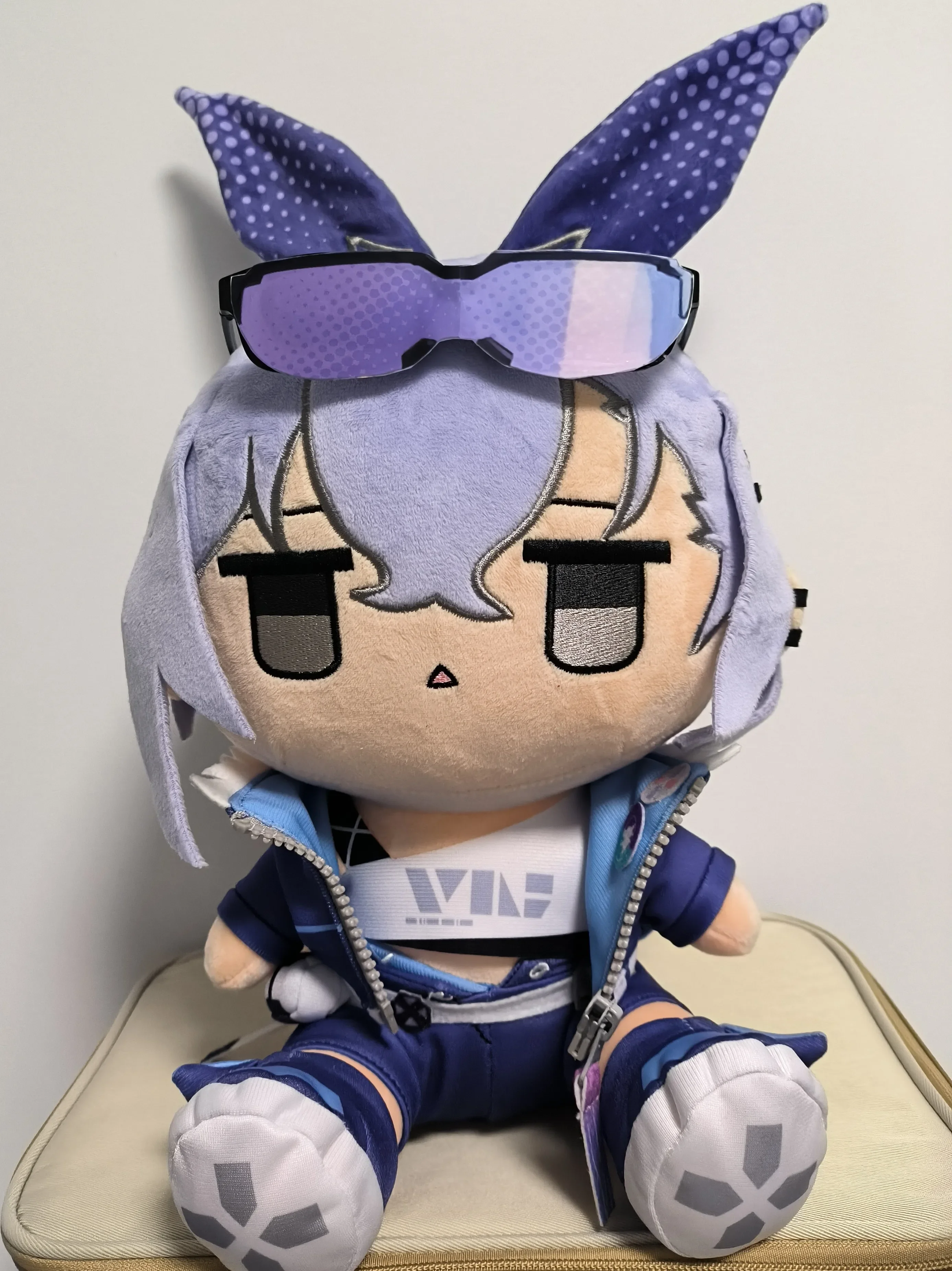 シルバーウルフアニメゲームぬいぐるみ、かわいいぬいぐるみ