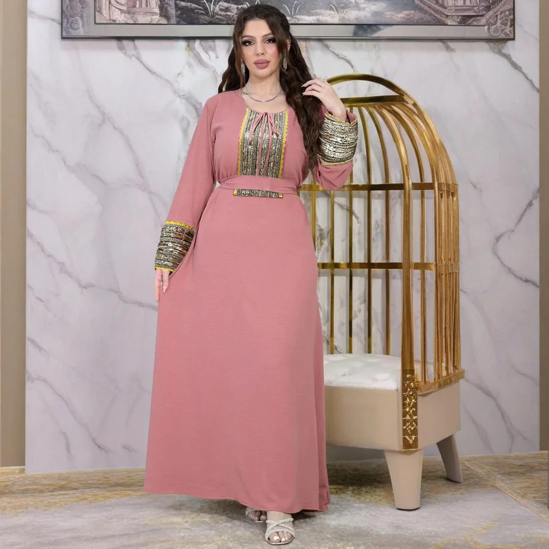 جلابية وردية بتفاصيل تراثية