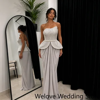 Abito da Cerimonia Elegante Grigio Chiaro Personalizzato per Madre della Sposa, Asimmetrico Senza Spalline, Completamente Ricamato, con Peplum in Vita e Drappeggio Morbido