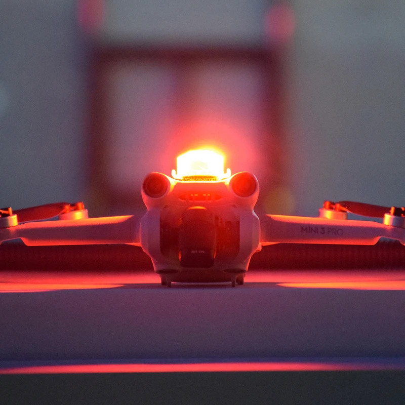 Feu stroboscopique drone anti-collision éclairé sur un drone DJI Air 2S dans le ciel nocturne.