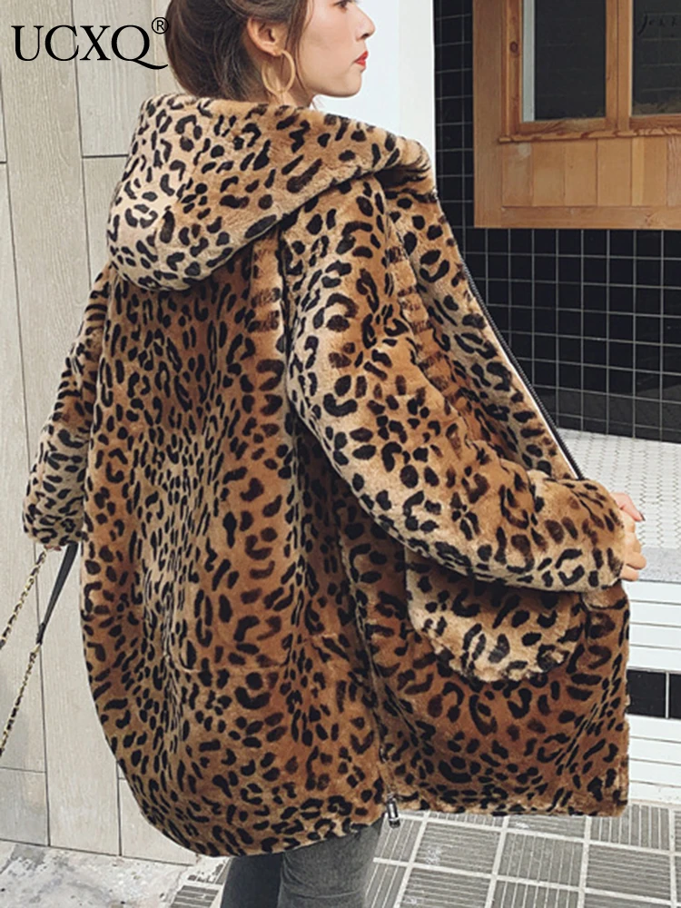 

UCXQ Vintage Brown Leopard Hooded Zipper Leopard Printed Thick Warm Fur Coats Casual Loose Long Sleeve Faux Furs Overcoat Autumn