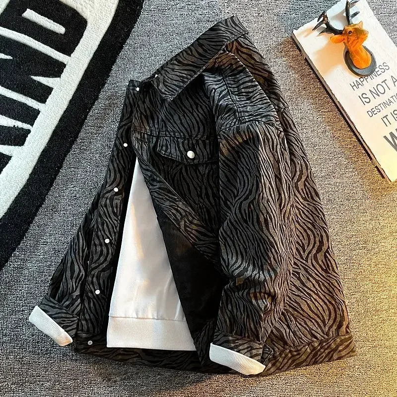 thumbnail image 1 of Chaqueta vaquera negra con botones para hombre, estilo hip hop, con estampado, para otoño, estilo coreano, holgada, de alta calidad, 1 of 4