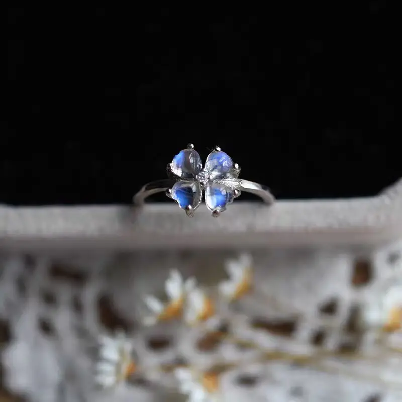 

Кольцо из серебра 925 пробы с лунным камнем
