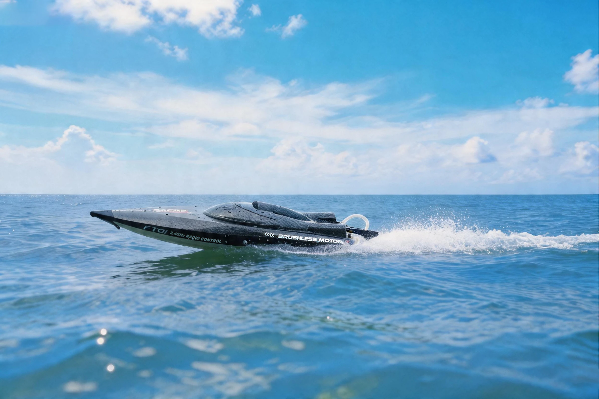 Batteries LiPo incluses avec le bateau RC FT012, assurant une longue autonomie