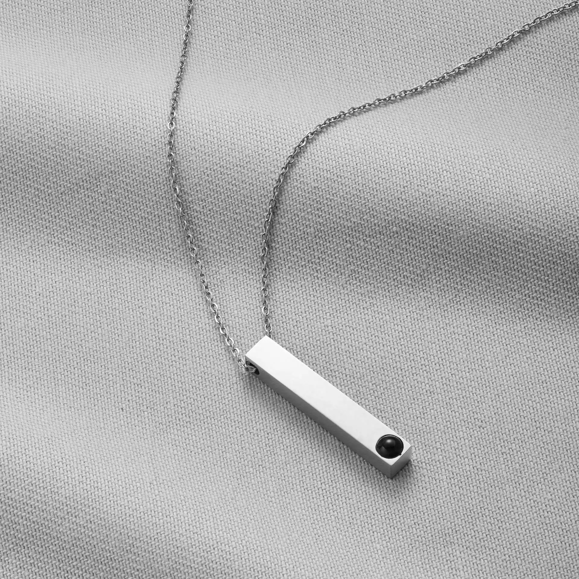 

HIYONG Photo Custom Titanium Steel Does Not Fade Projection Necklace Light Luxury Fashion Couple Collarbone Chain