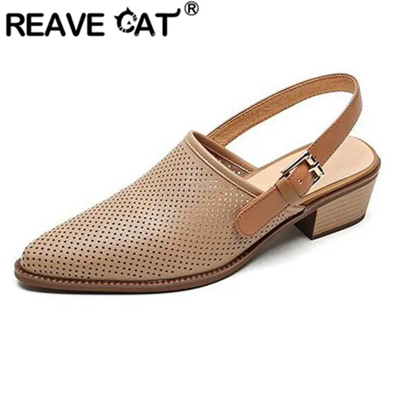 

Женские босоножки без задника REAVE CAT, ажурные сандалии больших размеров 40, 41, 42 на среднем каблуке 4 см с пряжкой сзади