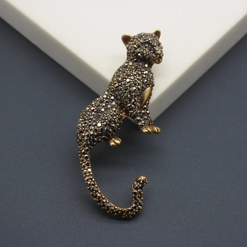 

Vintage in Europe and America is cold and exaggerated, with three-dimensional antique animal pearls made of old leopard brooches