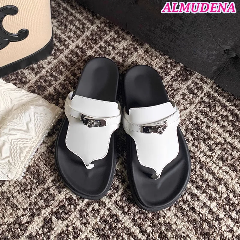 

Summer Flat Leather Flip Flop Women Luxury Designer Metal Buckle Rubber Slippers Black\White Causal Beach Dress Shoes 2023 New