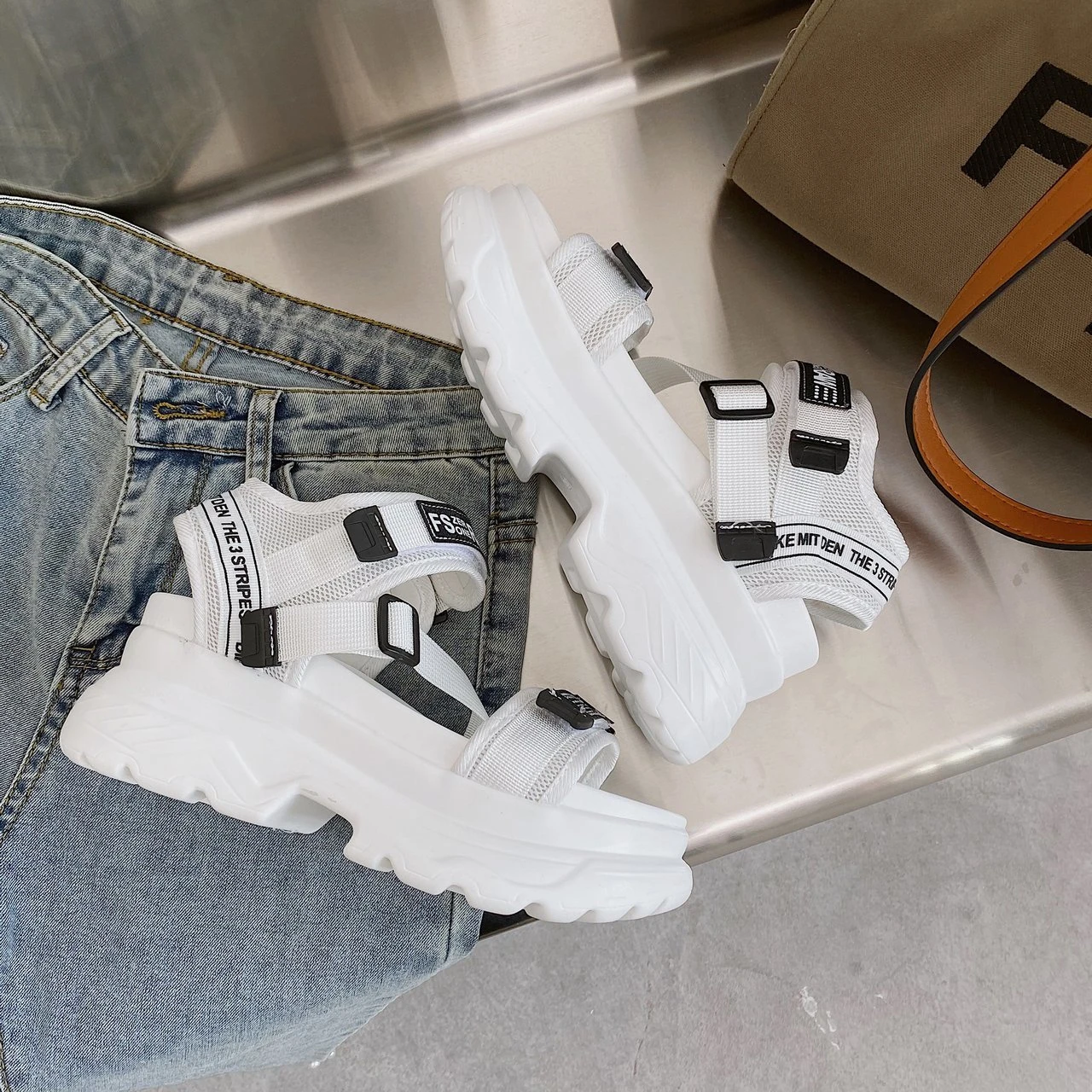 

Сандалии женские спортивные, сетчатые босоножки с красной губчатой вставкой, суперлегкая пляжная обувь на толстой подошве, весна-лето 2022