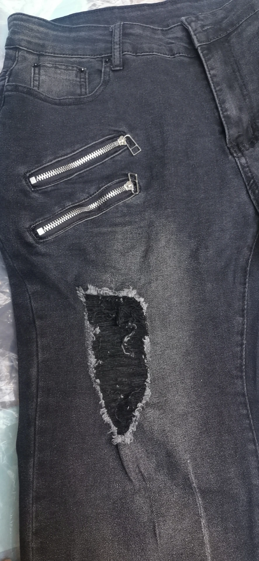 Рисунок 5 - Джинсы мужские зауженные на молнии