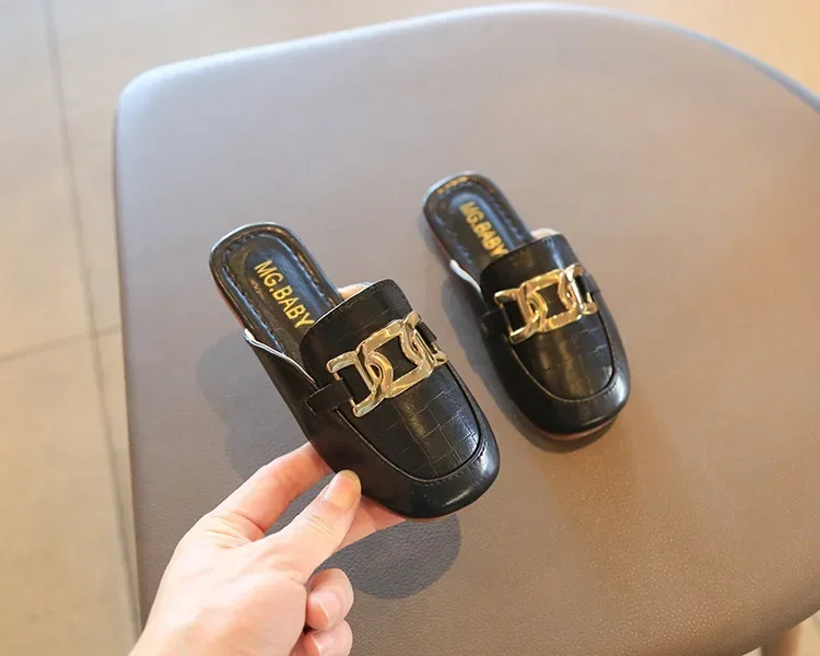 الأطفال الصنادل للفتيات 2024 صيف جديد الفتيات مغطاة أصابع شبشب جلدي مسطح عادية كسول المعادن الكورية الاطفال موضة الشقق