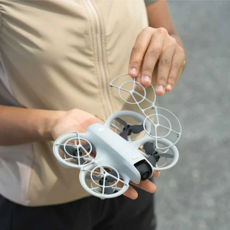 Drone DJI Neo 2 équipé de sa protection d'hélices, idéale pour les débutants cherchant fiabilité.