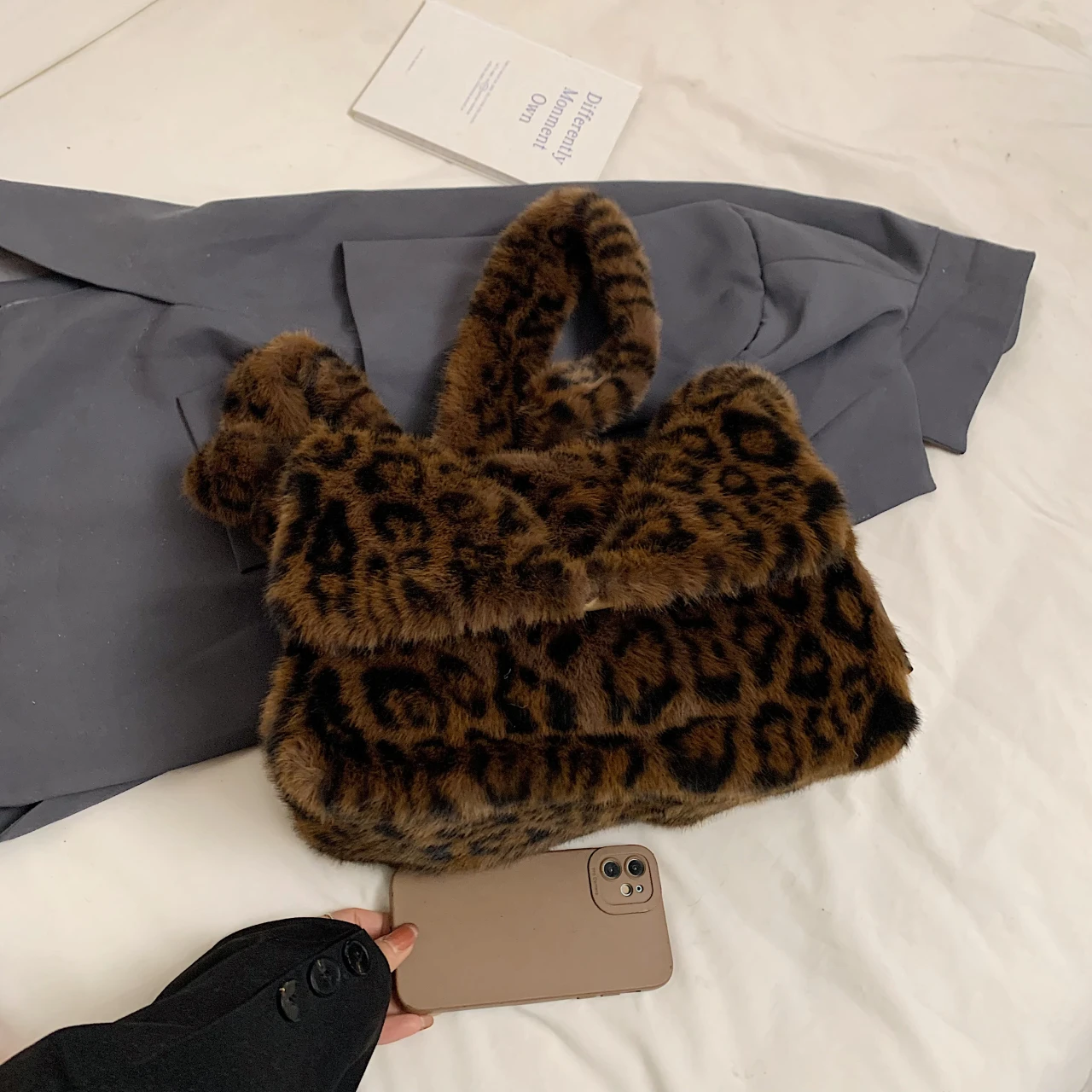 Damen-Schultertasche aus Lammstoff, warm, flauschig, Fell, Handtaschen, große Kapazität, Einkaufstaschen, Mädchen, niedliche Umhängetasche, Schultasche – Detail 11