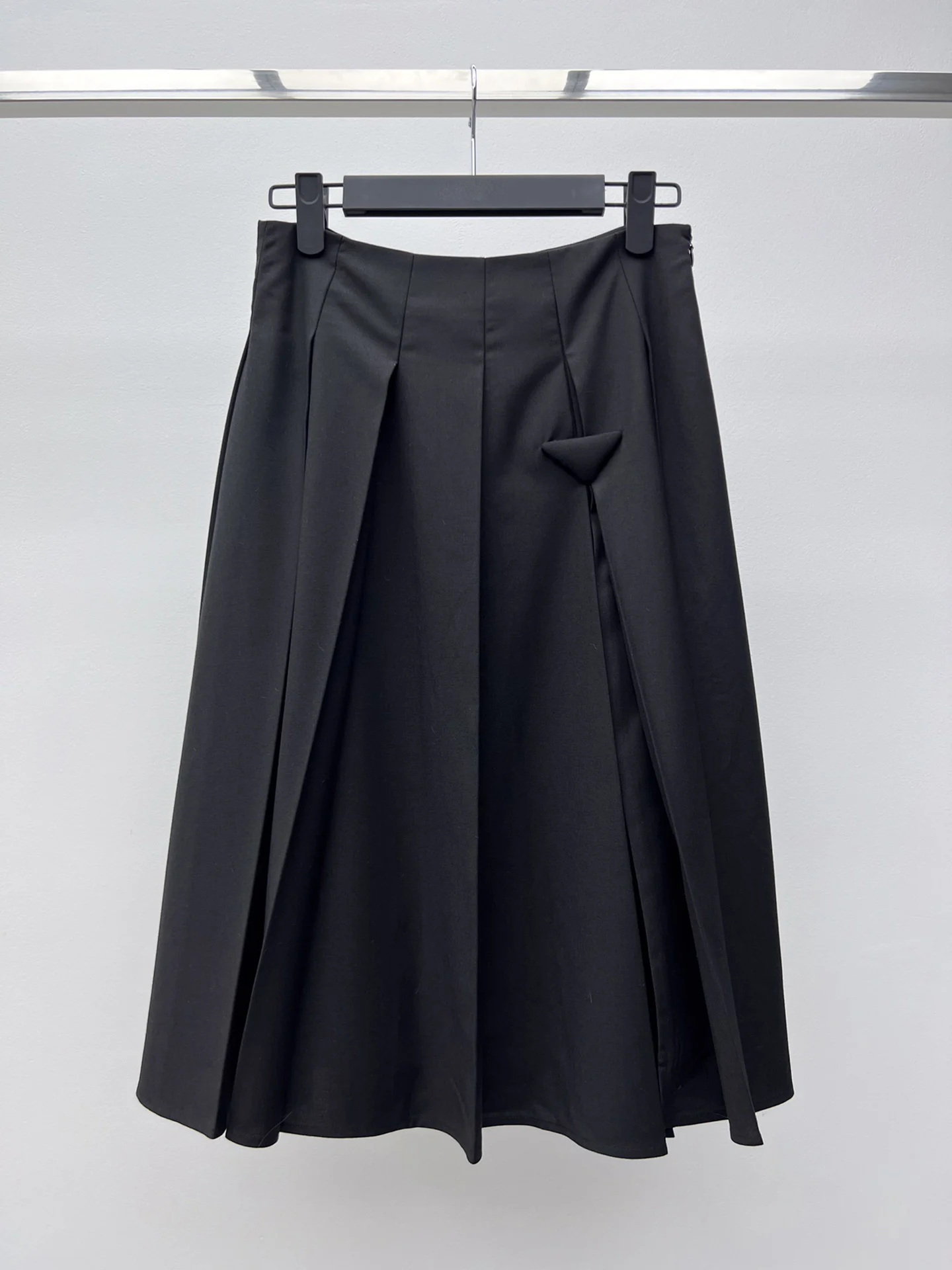 

Early spring wool split skirt with wide pleated skirt is a combination of soft and professional