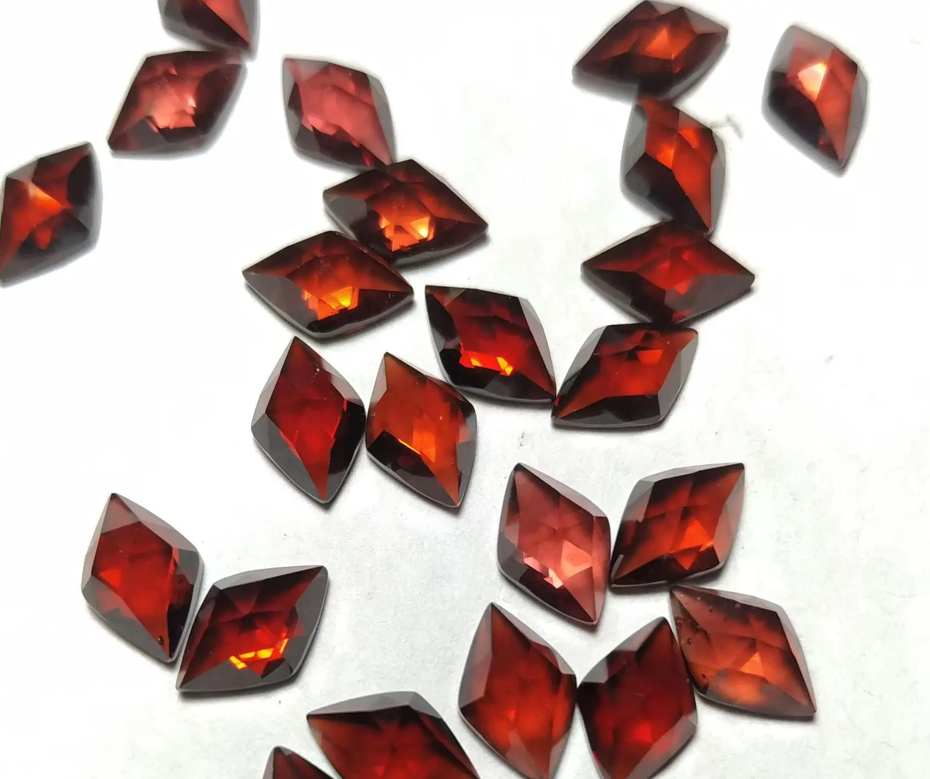 

Wholesale 20pcs/lot Genuine Garnet Bead Cabochon 6x9mm Brilliant-cut Rhombus Gemstone Ring Face for Jewelry DIY