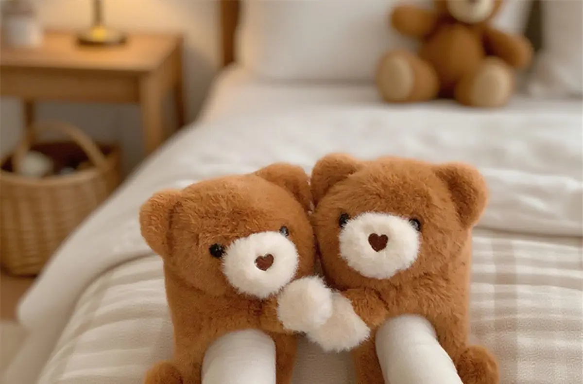 Kreative braune Umarmungsbär-Hausschuhe für Damen, stereoskopische Tierfell-EVA-Clogs, weiche, pelzige Kuschelbären-Hausschuhe für den Innenbereich – Detail 3