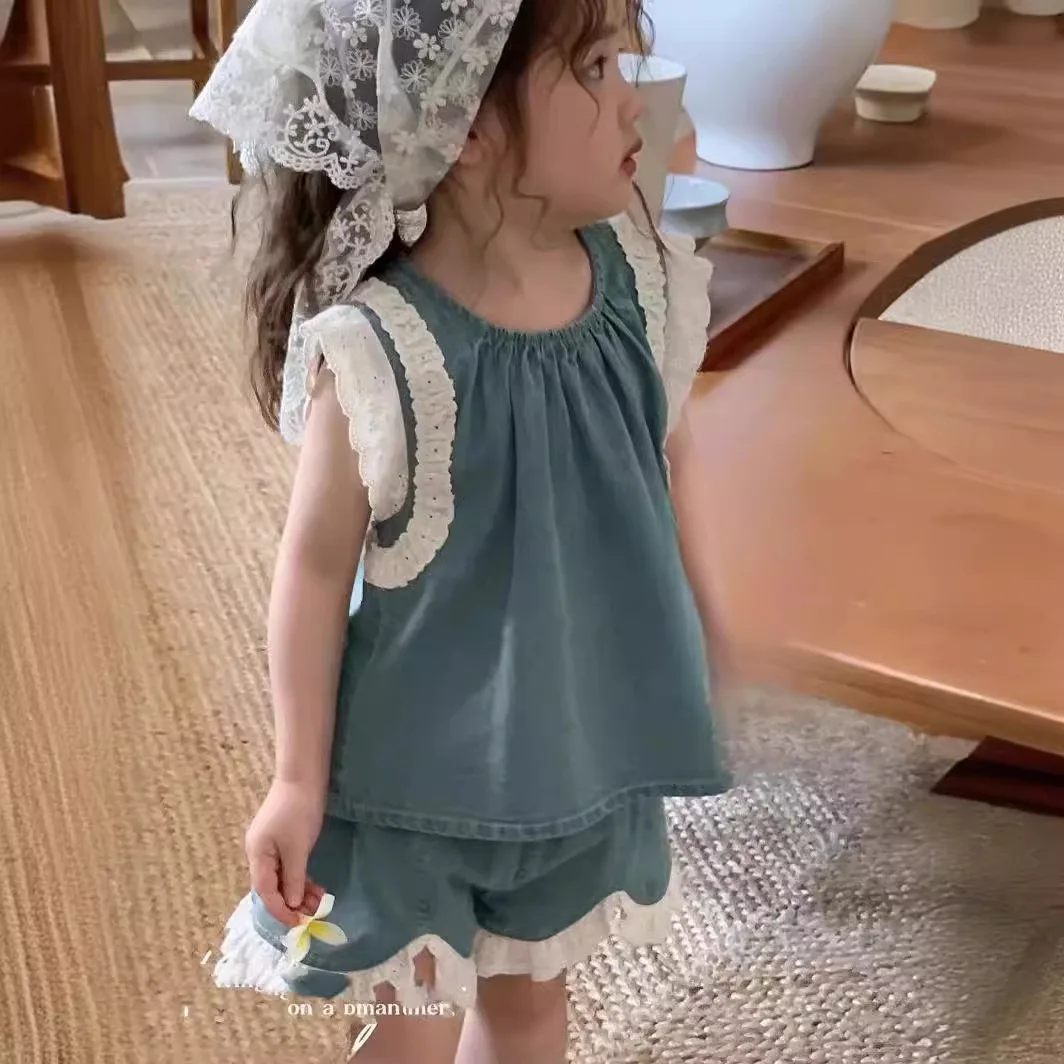 

Комплект из двух предметов для девочек, Новинка лета 2024, детская одежда, милый тонкий кружевной топ в Корейском стиле, юбка-брюки, повседневный комплект из двух предметов