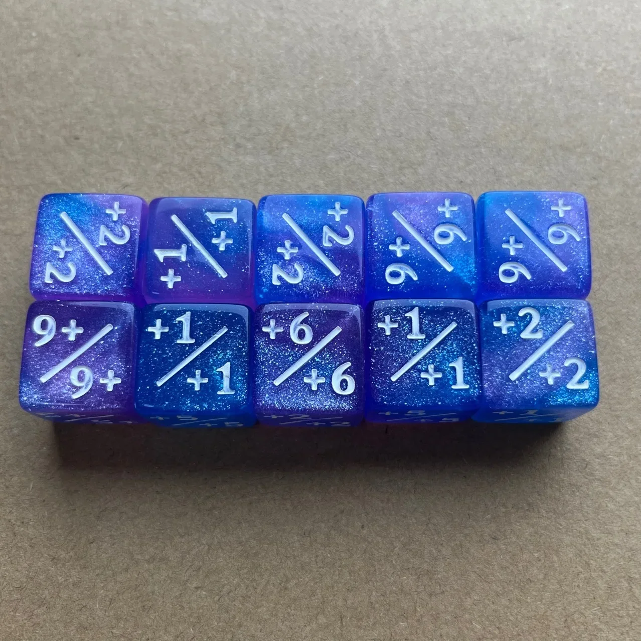 10pcs/lot 16mm Dice D6 Dice Set Counters +1/+1 and -1/-1 of 10 for Math Teaching Kid Arithmetic Toys Card Game Accessories