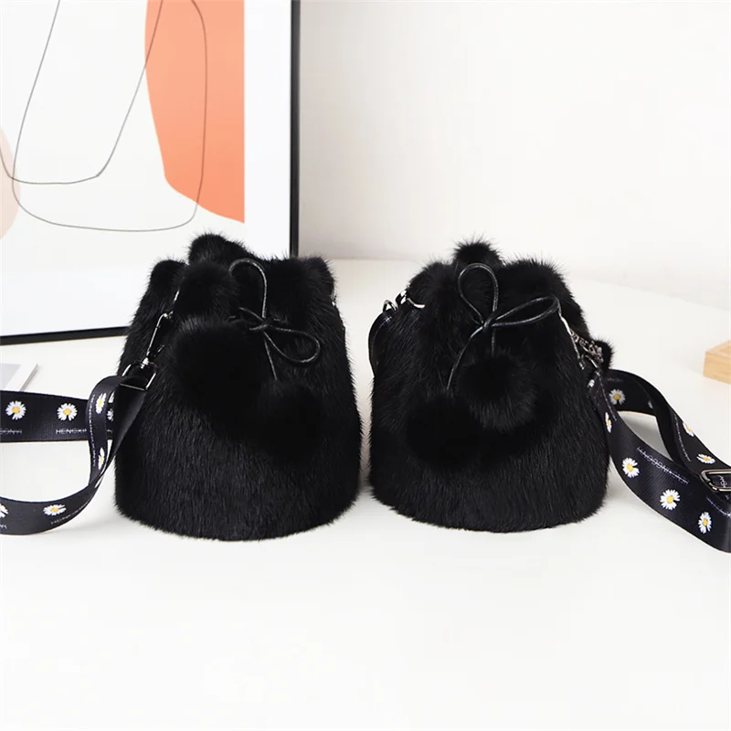2023 New Winter Mink Fur Handbag Women's Bucket Shoulder Bag Real Mink Fur Underarm Bag Designer Furry Fur Handbag For Women