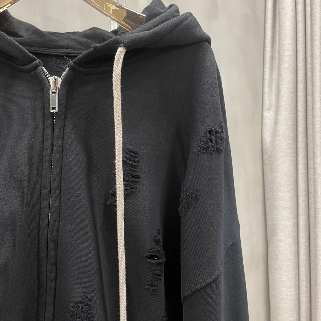 Рисунок 3 - Короткий свитер с капюшоном и длинными рукавами