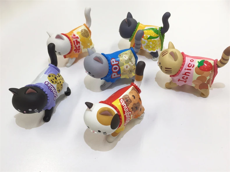 Gashapon Gacha QUALIA Snack Cat Walking Kitten Wearing In A Candy