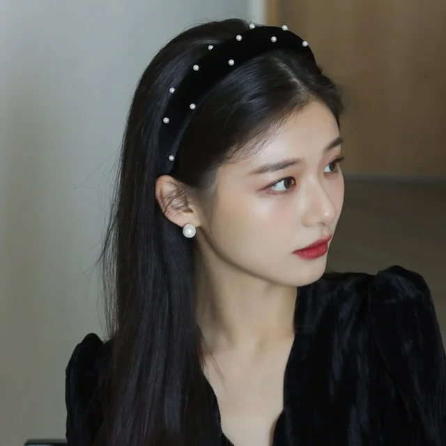블랙 벨벳 진주 머리띠: 고전적인 매력과 현대적인 감성의 완벽한 조화
