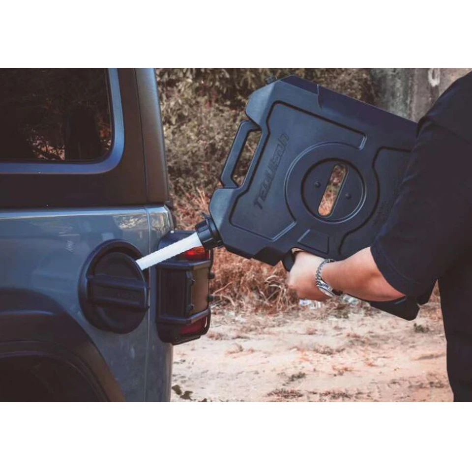 ウォータータンク　9L 中古　ステー&鍵付き　ラングラー　キャンプなどに ウォータータンク9L 中古ステー&鍵付きラングラーキャンプなどに