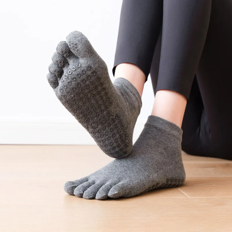 

Hot selling women's combed cotton all-wrapped five-finger socks Dot glue dance yoga socks Pilates exercise fitness socks