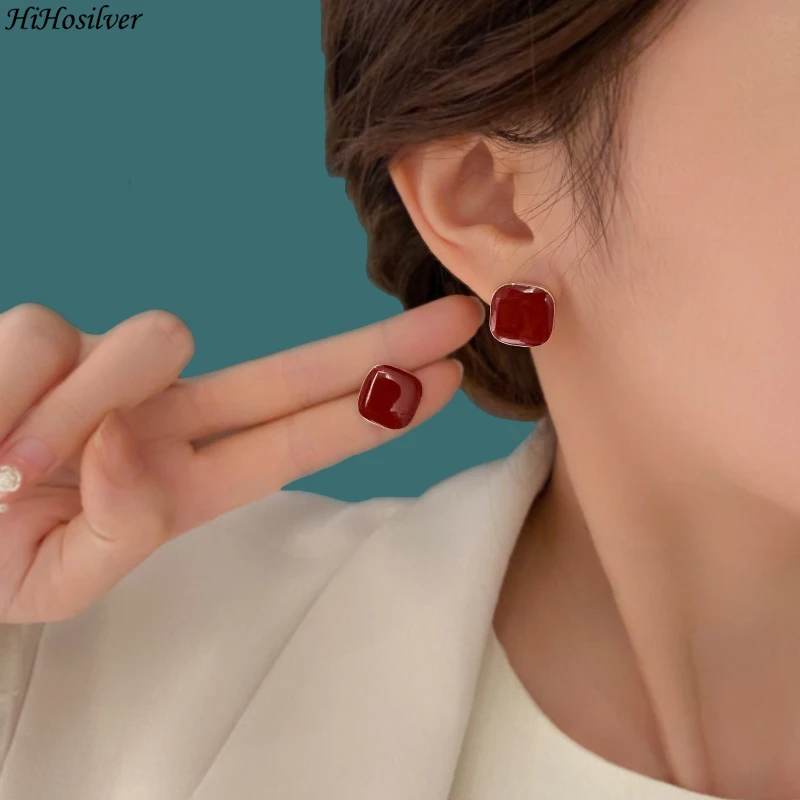 

HiHosilver 925 Silver Needle New Women's Fashion High-quality Original Jewelry Wine Red Square Stud Earrings HS0090