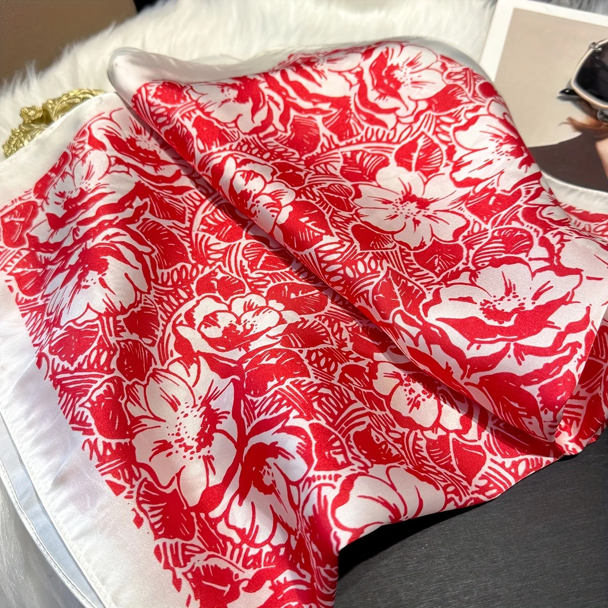 Eleganter 27,56 Zoll Blumendruck 70 cm quadratischer Strand-Satin-Schal, lässig, elegant, dünn, atmungsaktiv, für Damen, Kopfwickel, Haarschals – Detail 4