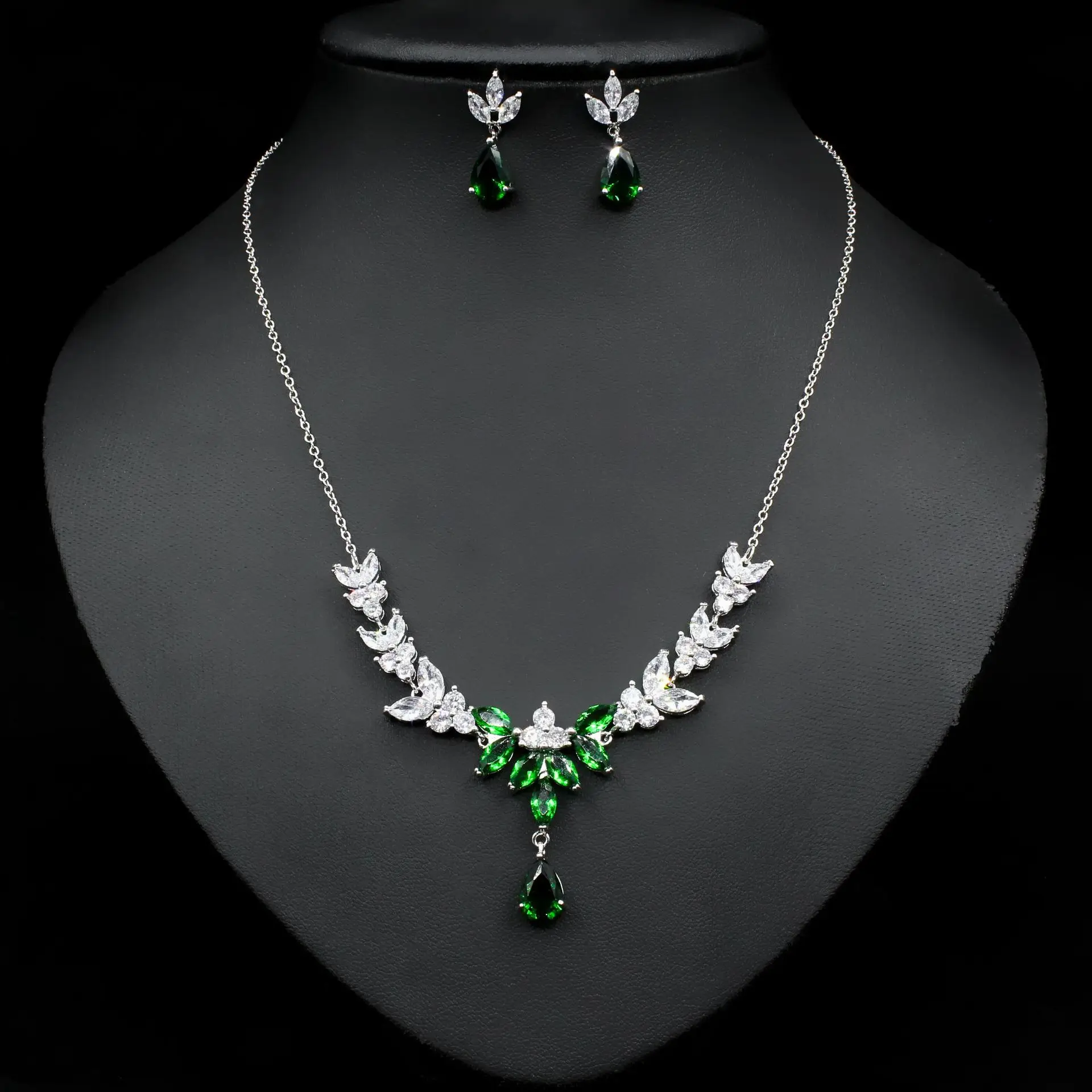 

Zirconia Jewelry Set High Quality Crystal Pendant Necklace Earring Set for Bridal Dress Accessories Party Dress-up