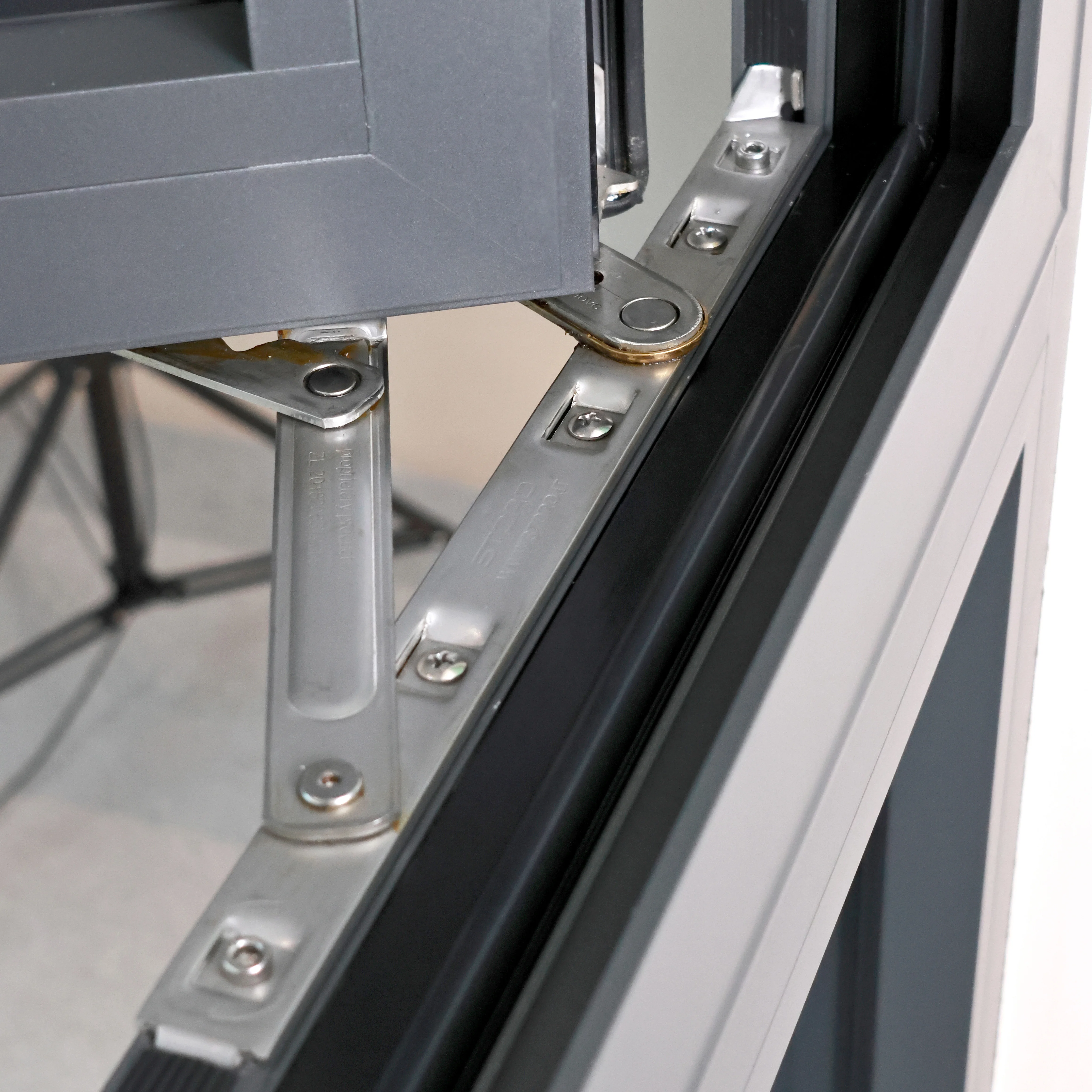 ISUMER Windows Aluminum Alloy Frame Clear Glass Window Factory Modern Design Thermal Break Aluminum Profile Casement Windows